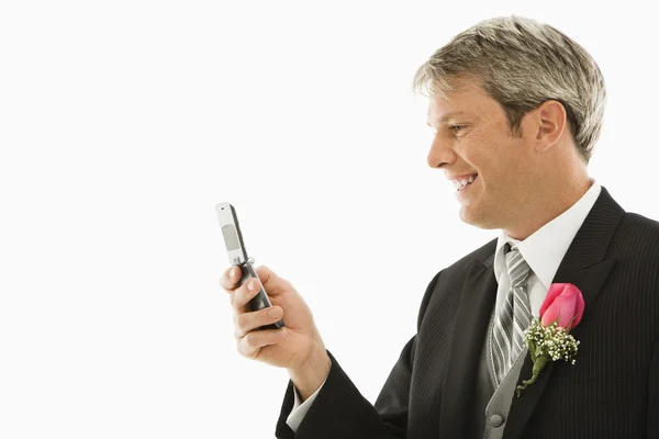 Bruidegom met behulp van zijn mobiel. — Stockfoto