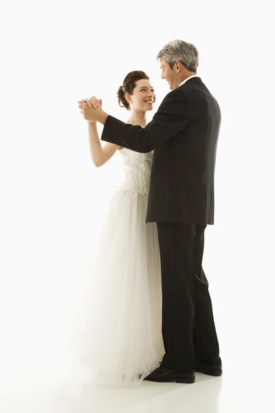 Bruid en bruidegom dansen. — Stockfoto
