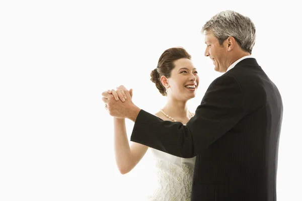Brautpaar tanzt. — Stockfoto