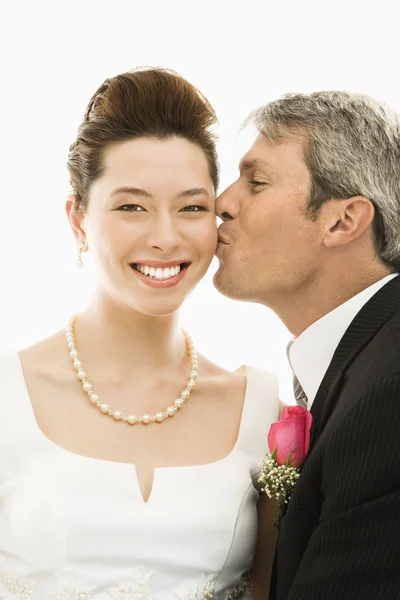 Brudgummen kyssa bruden. — Stockfoto