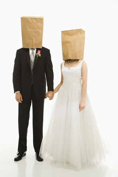 Couple de mariage avec sacs sur les têtes . — Photo