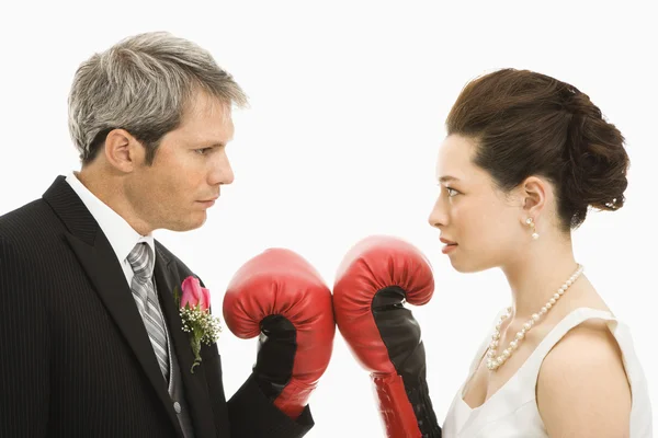 Coppia di sposi con guanti da boxe . — Foto Stock