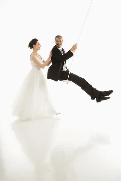 Bruden driftigt brudgummen i gång. — Stockfoto