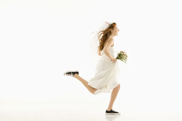 Běžící nevěsta. — Stock fotografie