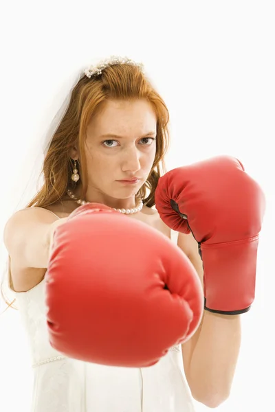 Braut mit Boxhandschuhen. — Stockfoto