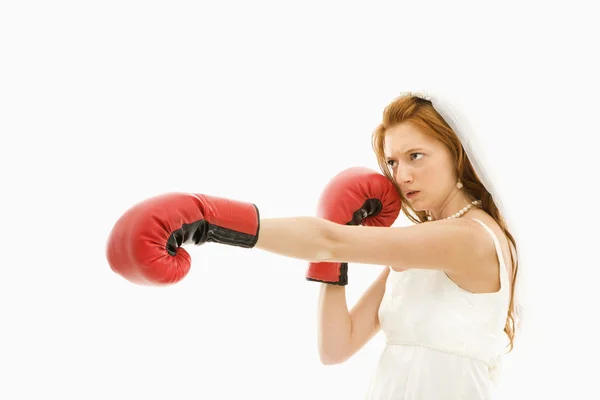 Novia con guantes de boxeo . —  Fotos de Stock