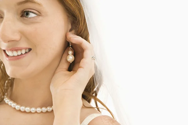 Sposa regolazione orecchino . — Foto Stock