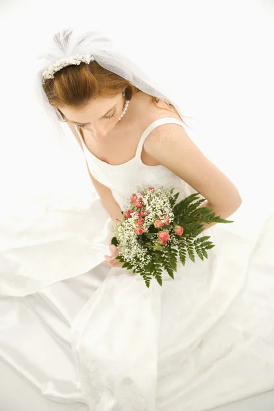 Buquê de noiva segurando . — Fotografia de Stock