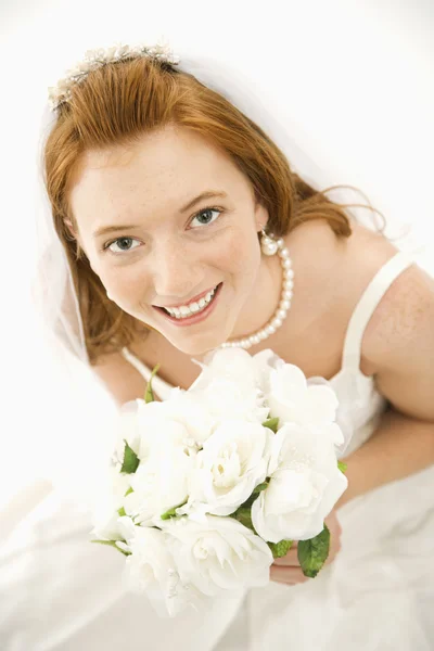Braut hält Blumenstrauß. — Stockfoto
