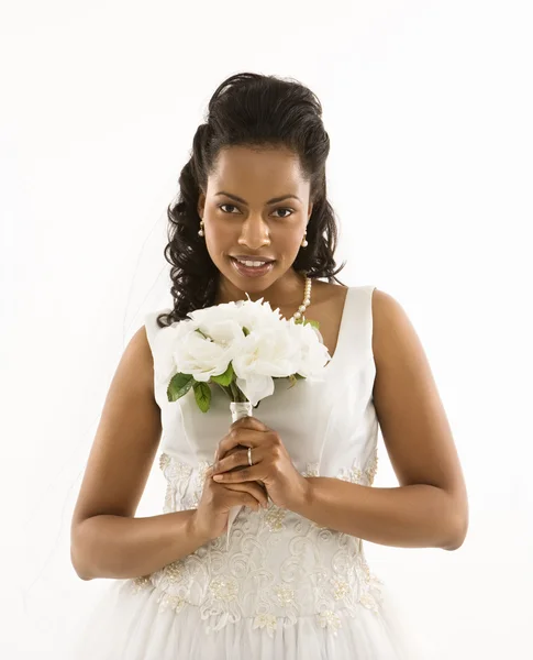 Braut hält Blumenstrauß. — Stockfoto