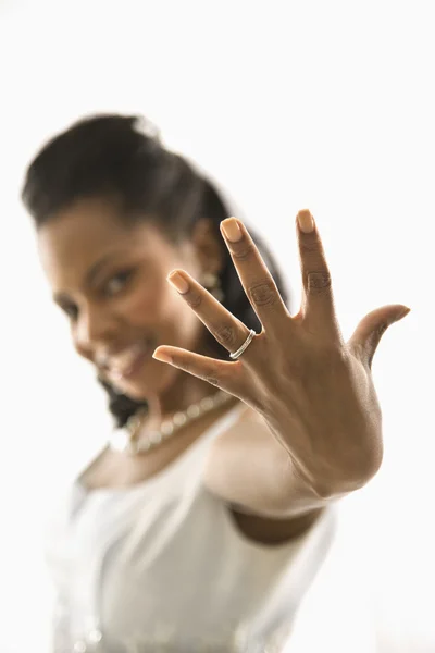 Novia mostrando anillo . — Foto de Stock