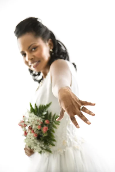 Nevěsta zobrazeno prstenec. — Stock fotografie