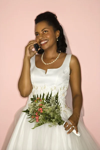 Menyasszony beszél a mobiltelefon. — Stock Fotó