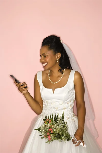 Menyasszony nézett cellphone. — Stock Fotó