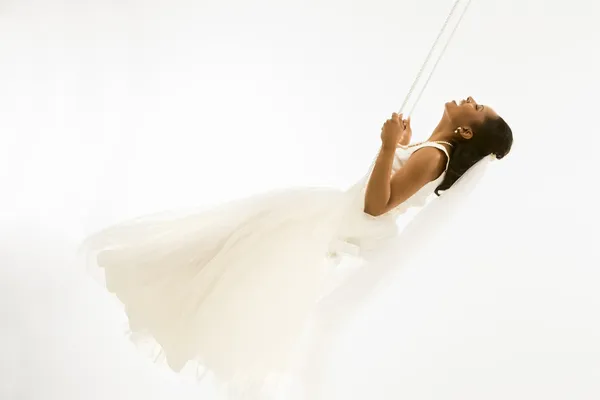 Mariée angélique sur swing . — Photo