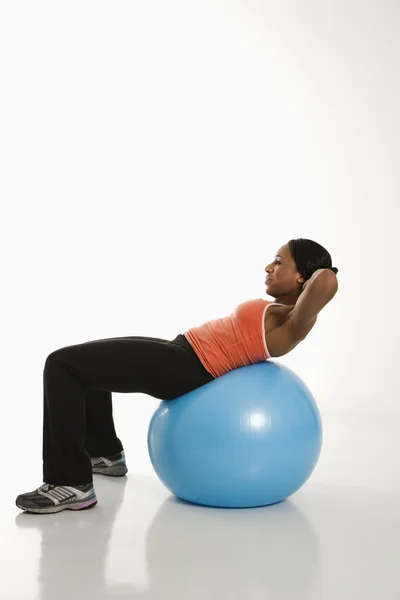 Mulher exercitando com bola . — Fotografia de Stock