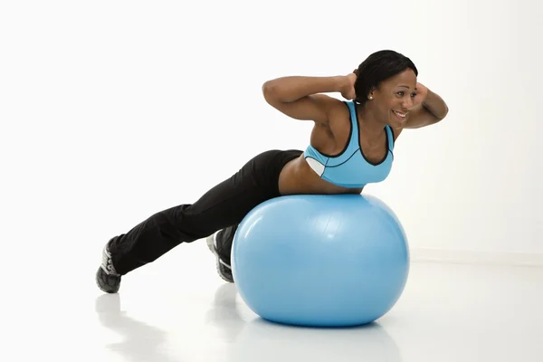 Frau trainiert mit Ball. — Stockfoto