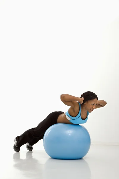 Mulher exercitando com bola . — Fotografia de Stock