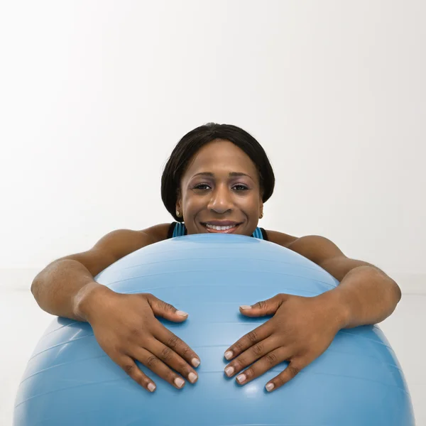 Mulher na bola de exercício . — Fotografia de Stock