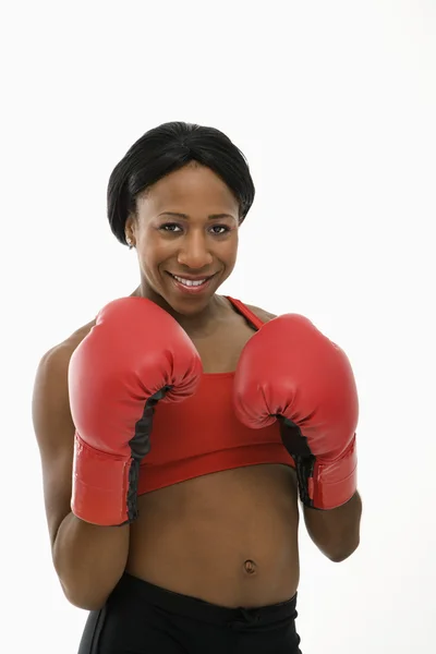 Kvinna som bär boxningshandskar. — Stockfoto