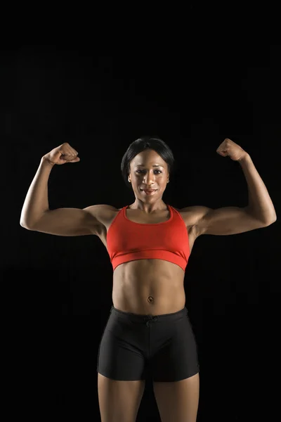 Kvinna idrottsman flexar muskler. — Stockfoto