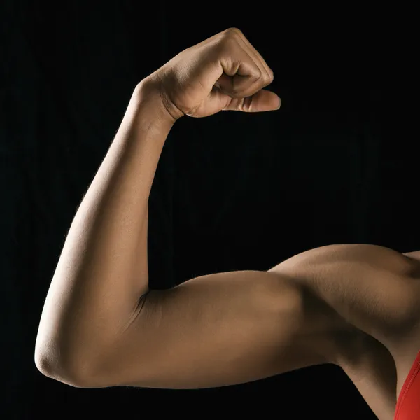 Silné ženské biceps protahuje. — Stock fotografie