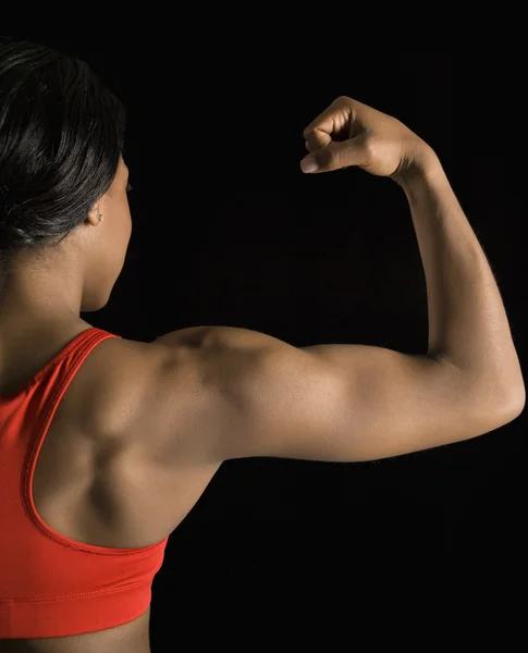 Mujer flexionando bíceps . —  Fotos de Stock