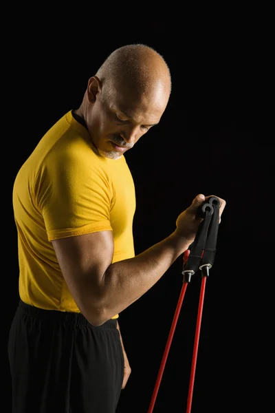Άνθρωπος χρησιμοποιώντας εξοπλισμό άσκησης. — Φωτογραφία Αρχείου