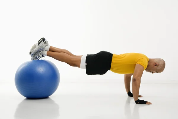 Hombre haciendo flexiones . — Foto de Stock