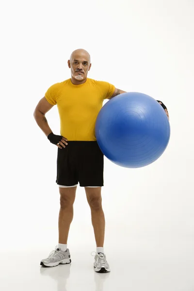 Человек держит мяч для упражнений . — стоковое фото