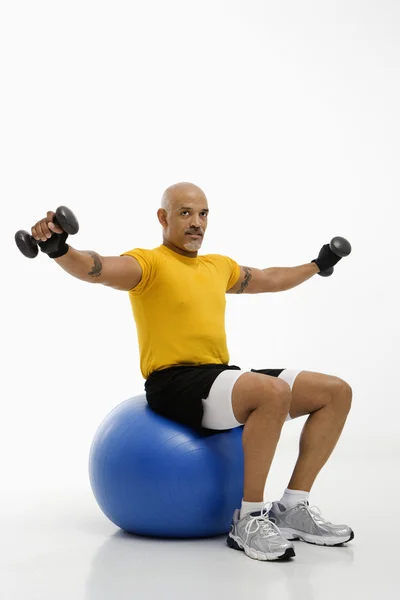 Homem usando bola de exercício . — Fotografia de Stock