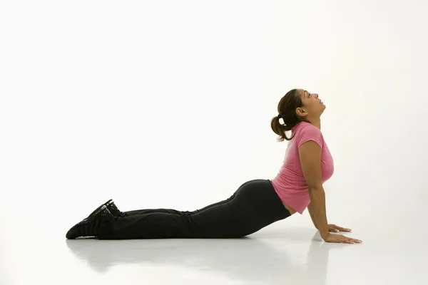 Vrouw die yoga beoefent. — Stockfoto