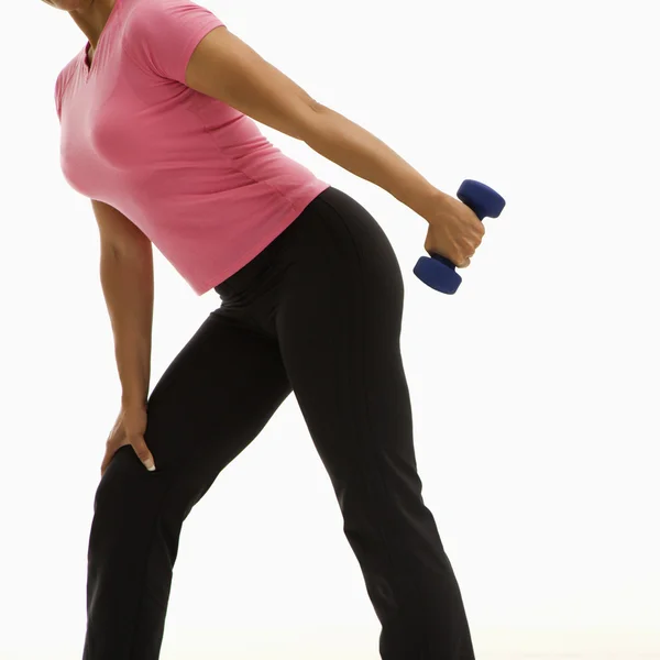 Mulher exercitando com halteres . — Fotografia de Stock