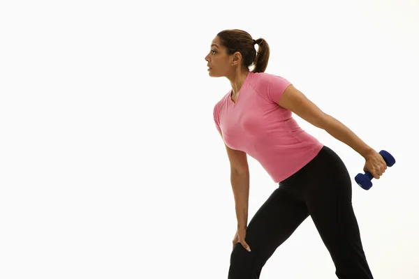 Vrouw uitoefenen met dumbbell. — Stockfoto