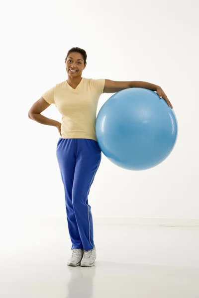 Женщина с мячом для упражнений . — стоковое фото