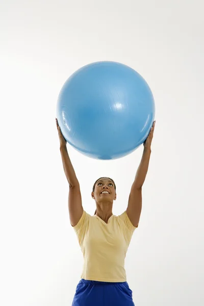 Женщина с мячом для упражнений . — стоковое фото