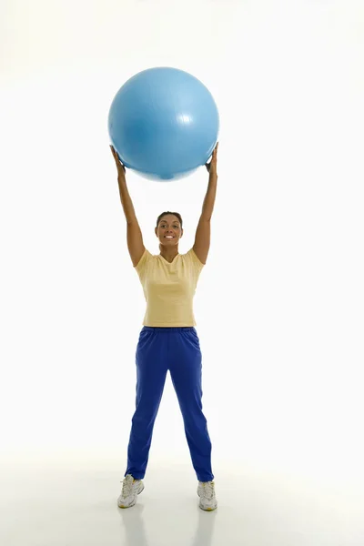 Mulher com bola de exercício . — Fotografia de Stock