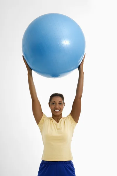 Mujer con pelota de ejercicio . —  Fotos de Stock