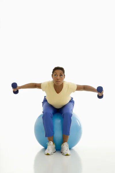 공에 운동 하는 여자. — 스톡 사진