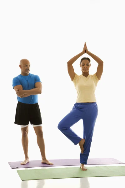 Двое практикующих йогу . — стоковое фото