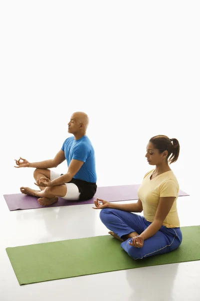 Twee beoefenen van yoga. — Stockfoto