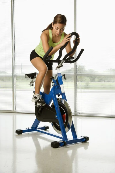 Woman exercising. — Stock Photo, Image