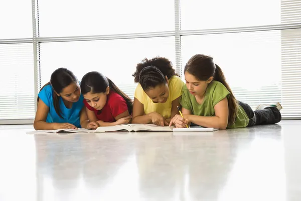 Τα κορίτσια που κάνει σχολική εργασία. — Φωτογραφία Αρχείου
