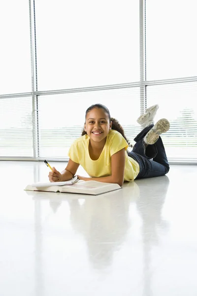 Chica haciendo trabajo escolar . — Foto de Stock