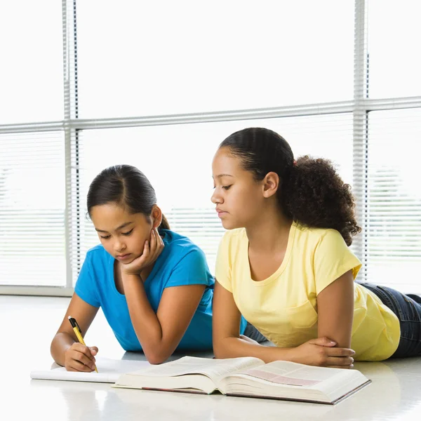 Flickor gör skolarbete. — Stockfoto
