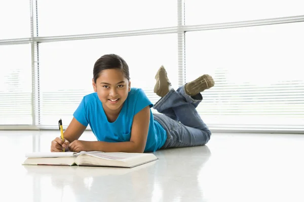 Meisje doet huiswerk. — Stockfoto