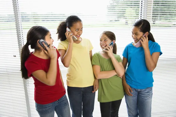 Meisjes op telefoons. — Stockfoto
