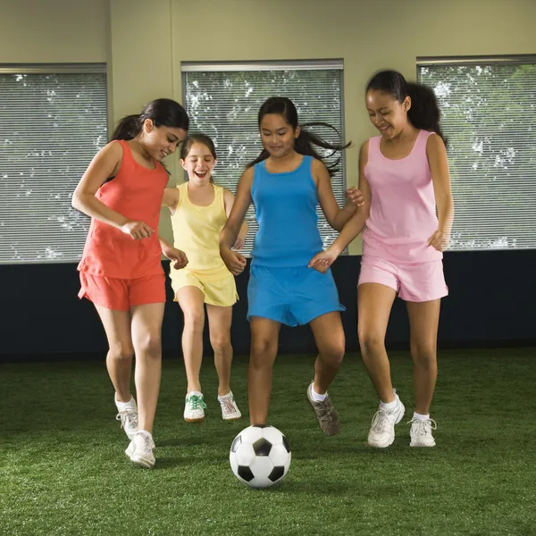 Futbol oynayan kızlar. — Stok fotoğraf
