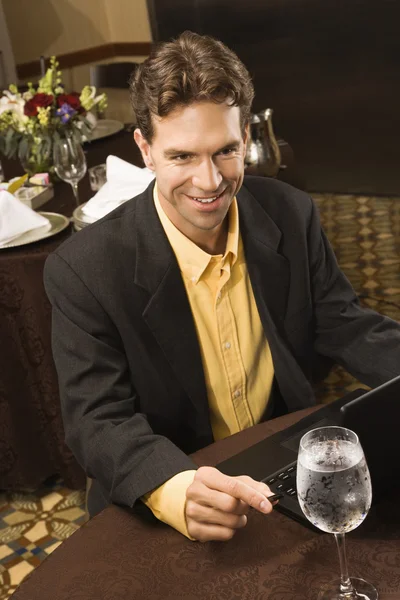 Uomo d'affari a tavola . — Foto Stock
