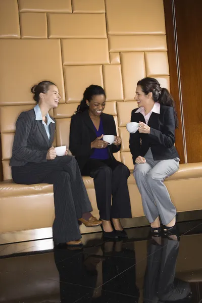 Mulheres de negócios com café . — Fotografia de Stock